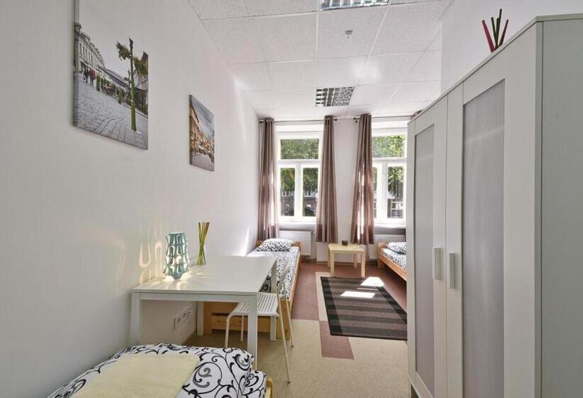 اتاق استاندارد سه تخته با سرویس بهداشتی مشترک, Laisves Avenue Hostel Easy Kaunas