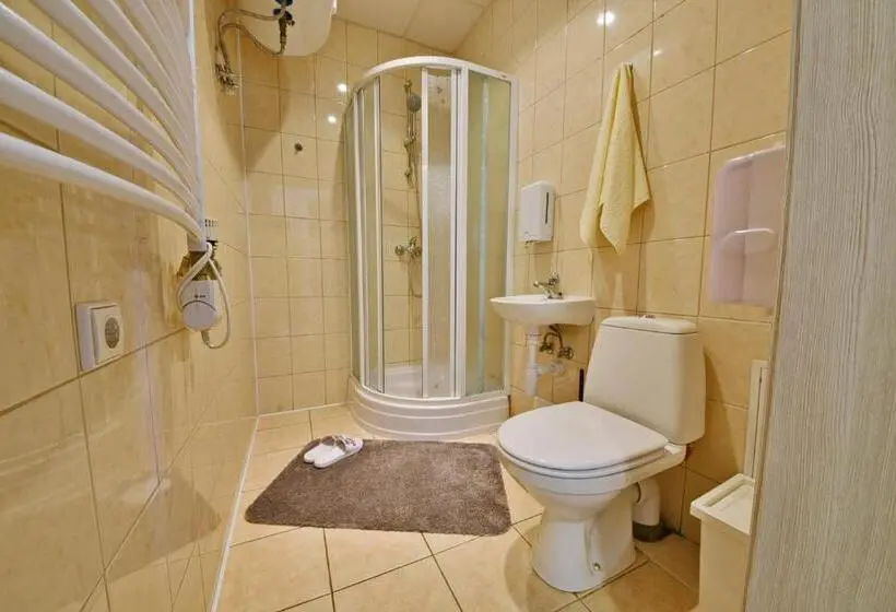 اتاق استاندارد سه تخته با سرویس بهداشتی مشترک, Laisves Avenue Hostel Easy Kaunas