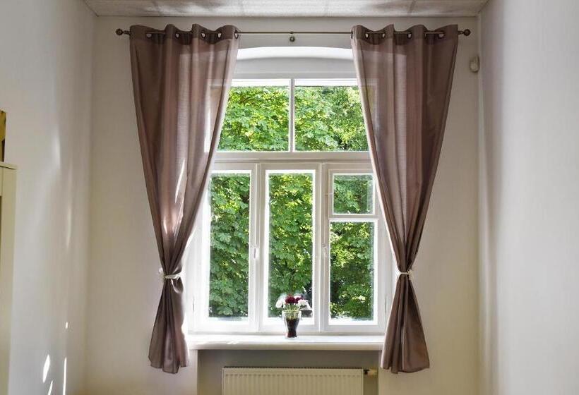 اتاق استاندارد سه تخته با سرویس بهداشتی مشترک, Laisves Avenue Hostel Easy Kaunas