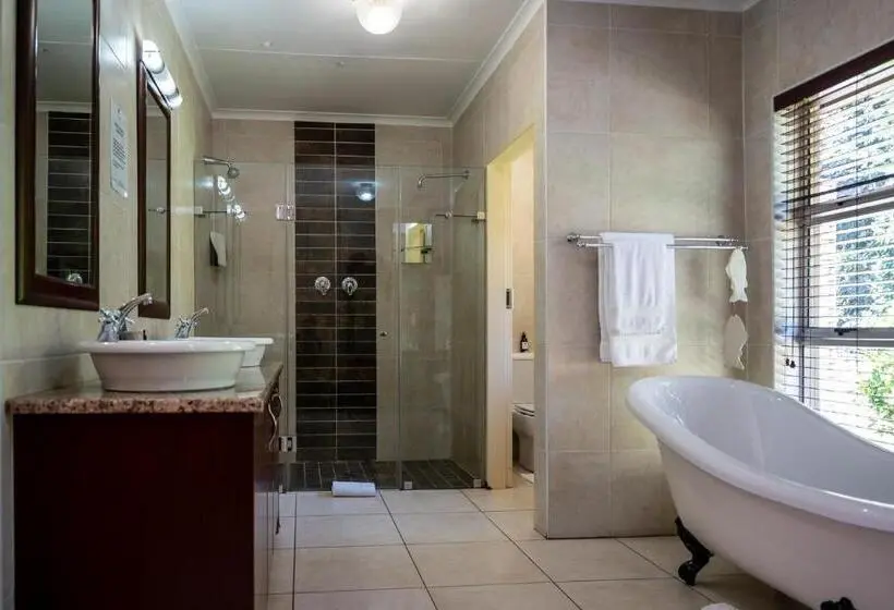 Deluxe-huone Allasnäkymä, Asante Guest House