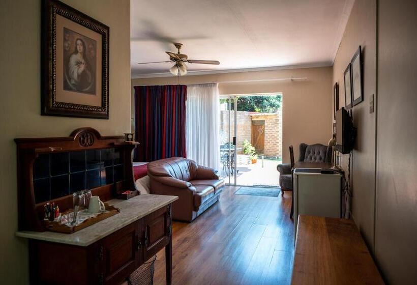 اتاق لوکس با چشم‌انداز استخر, Asante Guest House