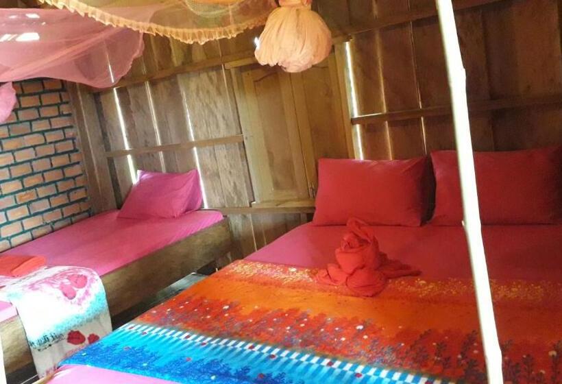 Номер Стандарт Вид на Горы, Tree Lodge Banlung