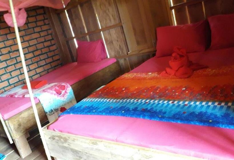 Номер Стандарт Вид на Горы, Tree Lodge Banlung