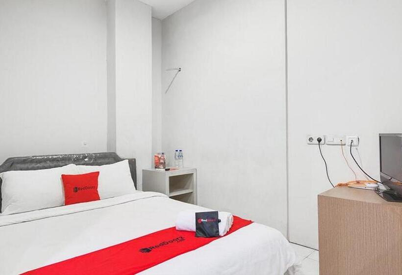 Номер Deluxe, Reddoorz At Siwalankerto Surabaya
