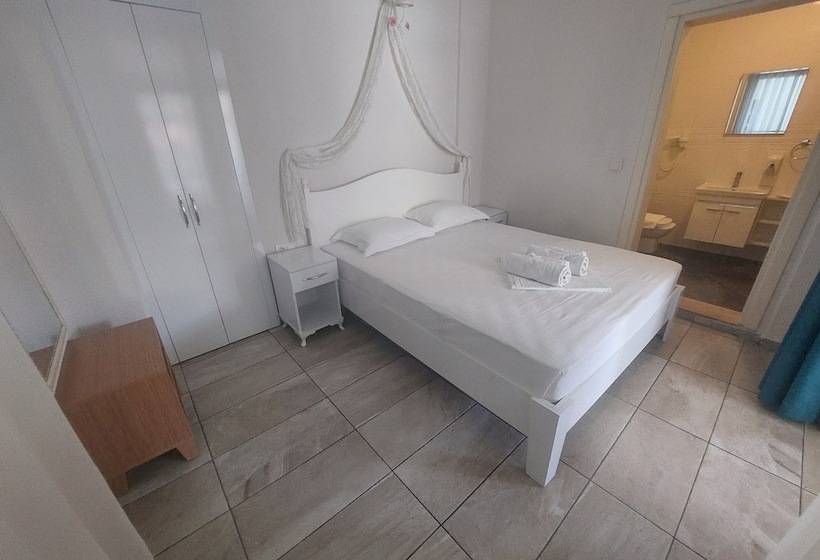 سوییت جونیور با چشم‌انداز استخر, Grandma S Garden