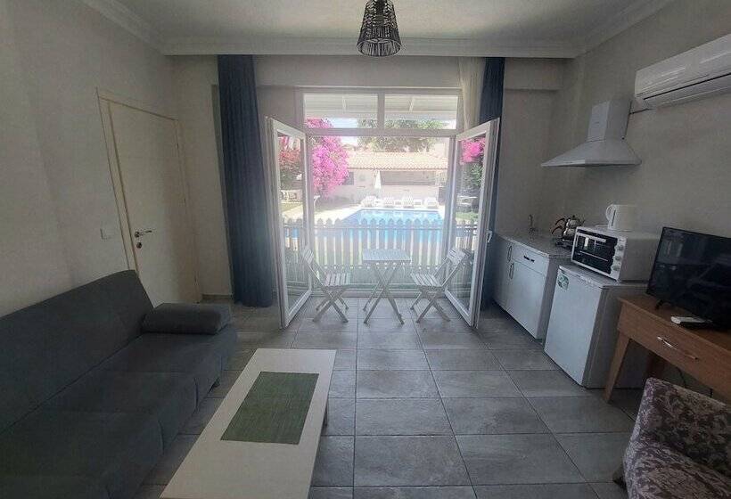 سوییت جونیور با چشم‌انداز استخر, Grandma S Garden