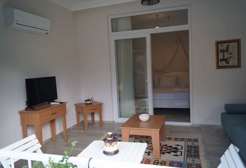 سوییت جونیور با چشم‌انداز استخر, Grandma S Garden