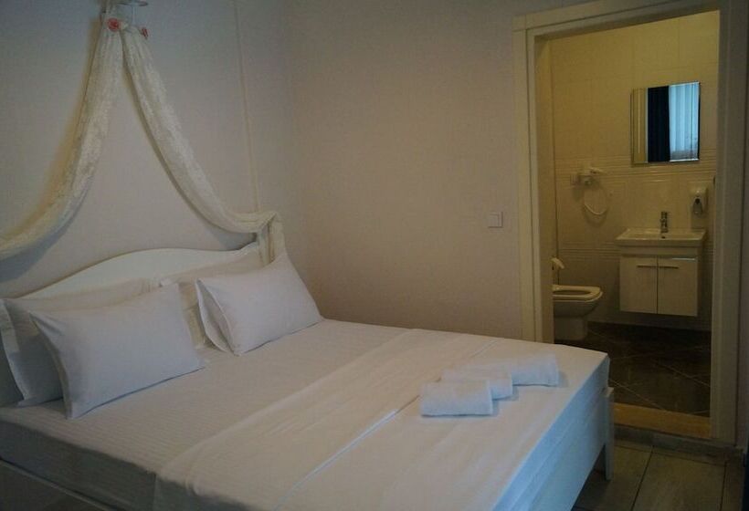 سوییت جونیور با چشم‌انداز استخر, Grandma S Garden