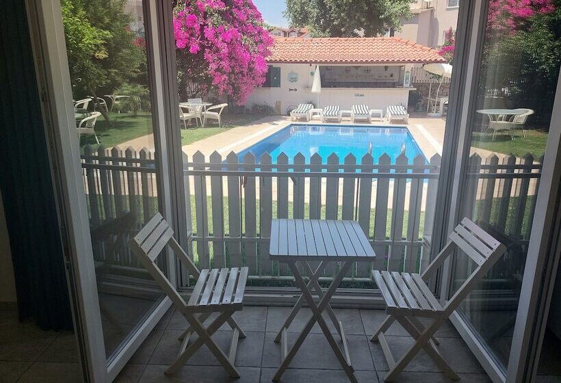 سوییت جونیور با چشم‌انداز استخر, Grandma S Garden