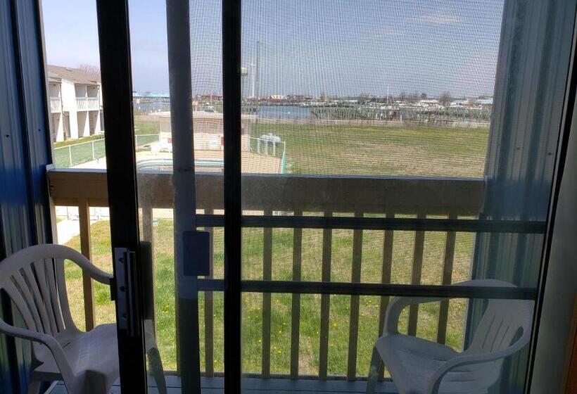 스탠다드 룸 킹사이즈 침대, Rodeway Inn At Somers Cove Marina