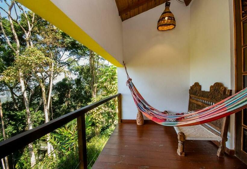 בקתת חדר, Bus Stop Paraty