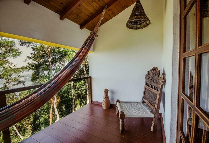 샬레, Bus Stop Paraty