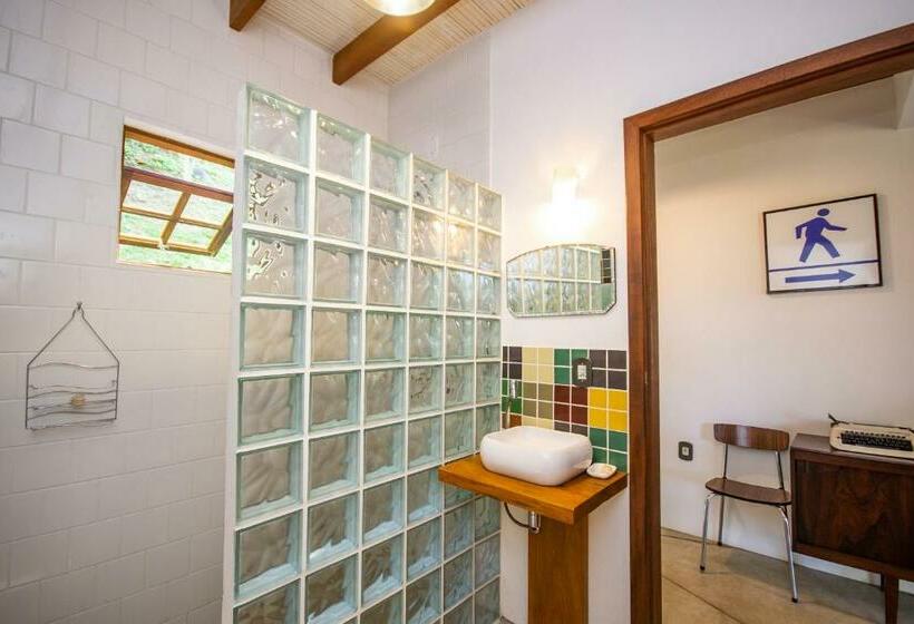 בקתת חדר, Bus Stop Paraty