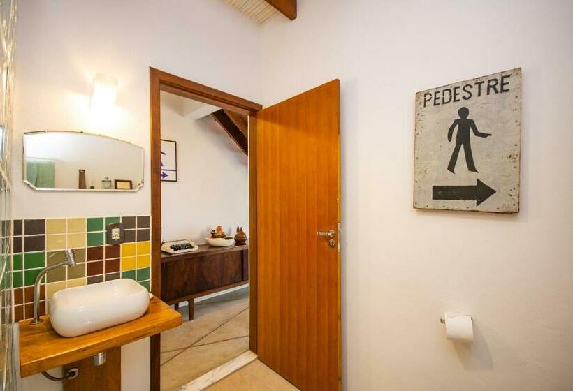 בקתת חדר, Bus Stop Paraty