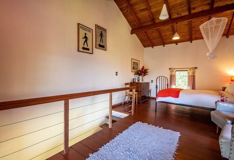 בקתת חדר, Bus Stop Paraty