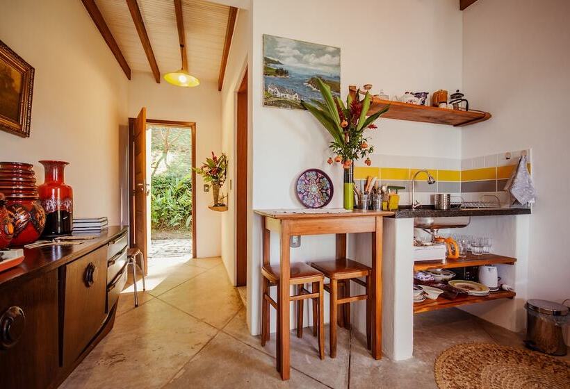 בקתת חדר, Bus Stop Paraty