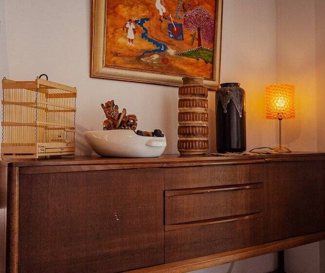 בקתת חדר, Bus Stop Paraty