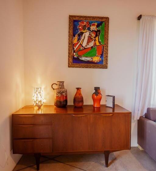 בקתת חדר, Bus Stop Paraty