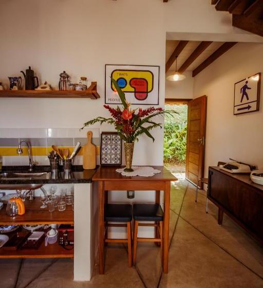 בקתת חדר, Bus Stop Paraty