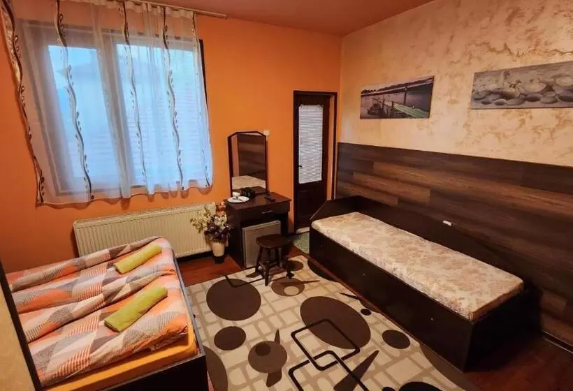اتاق استاندارد سه تخته با بالکن, Guest House Pip