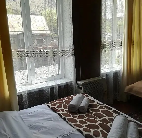 اتاق استاندارد سه نفره, Nikoloz Guesthouse