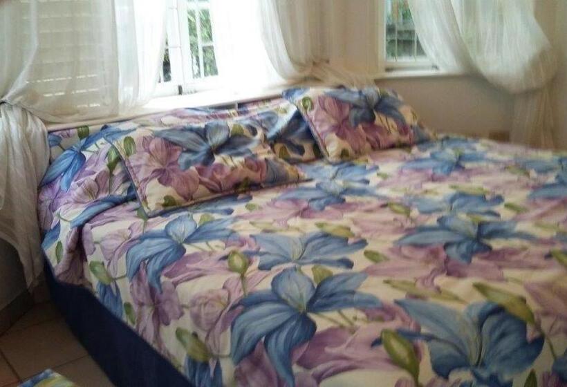 اتاق استاندارد با چشمانداز باغ, Trinidad Gingerbread House