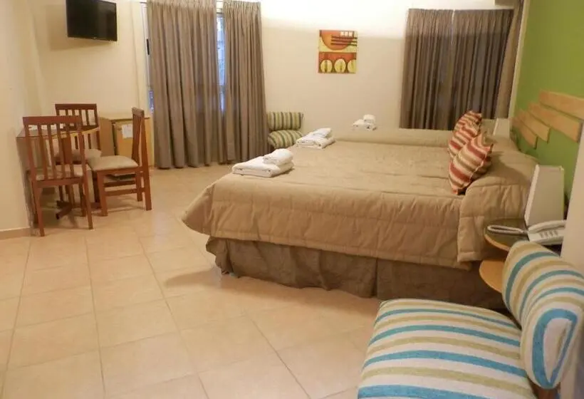 Deluxe Kolmen Hengen Huone, Avemar Apart