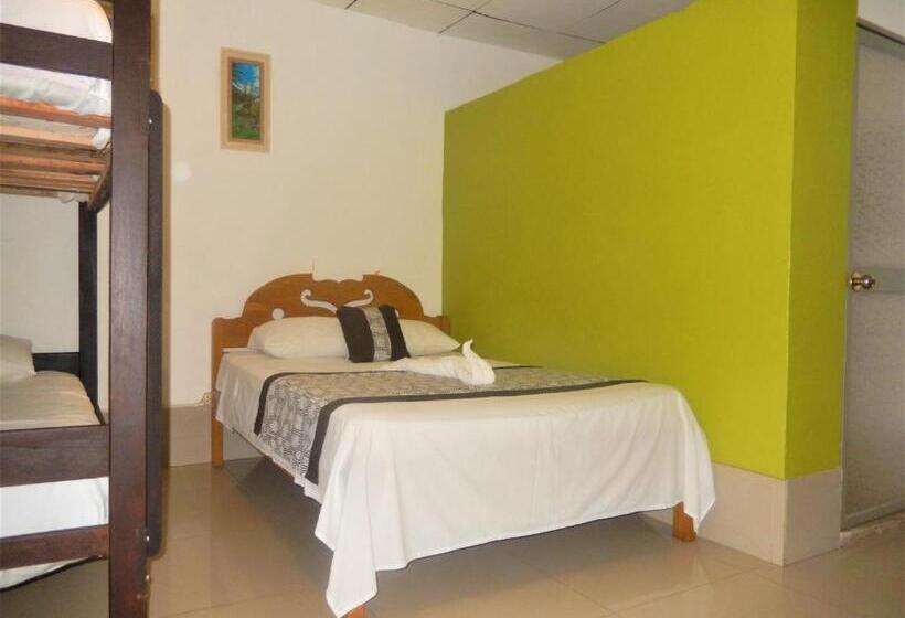 Economy Quadruple Room, Hospedaje Neydita