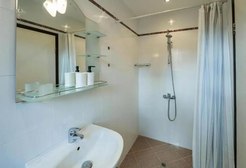 バルコニー付きスタンダードルーム, Kadiyata Guest House