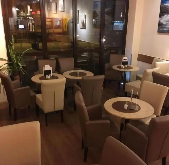 ファミリールーム, Kunstcafe Rooms