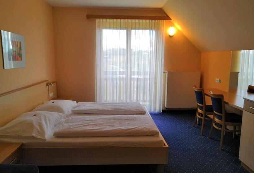 חדר סטנדרט עם מרפסת, Kunstcafe Rooms