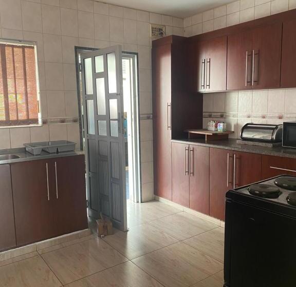 패밀리 룸, Acquila Guest House