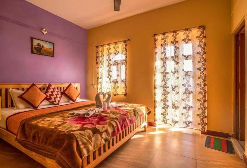 اتاق لوکس با بالکن, Crazy Camel Hotel & Safari