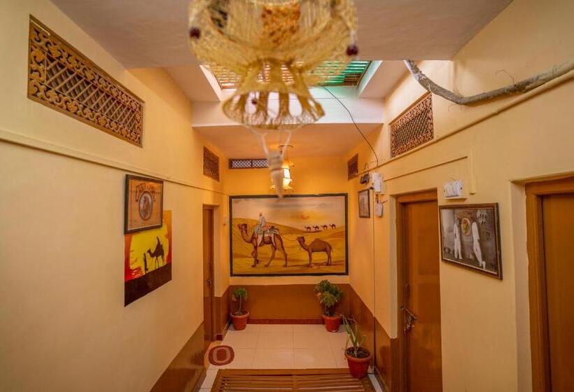 اتاق لوکس با بالکن, Crazy Camel Hotel & Safari