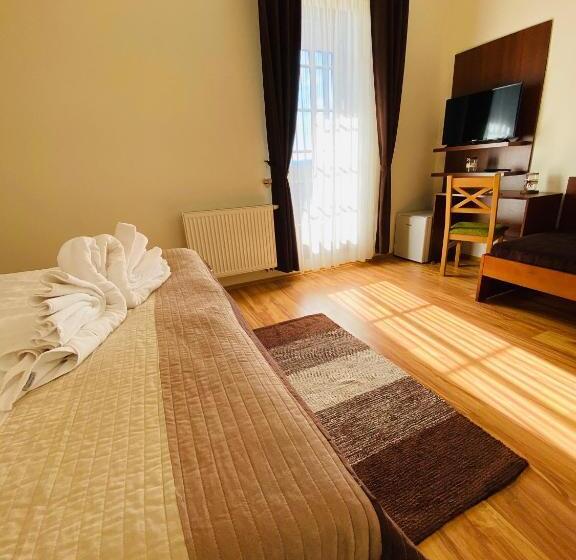 اتاق استاندارد سه تخته با بالکن, Vila Mlynica
