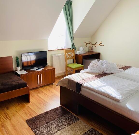 اتاق کلاسیک سه تخته, Vila Mlynica
