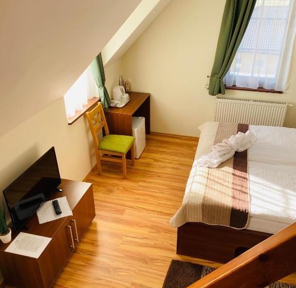 اتاق کلاسیک سه تخته, Vila Mlynica