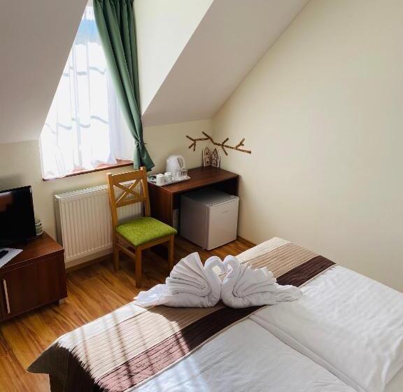 اتاق کلاسیک سه تخته, Vila Mlynica