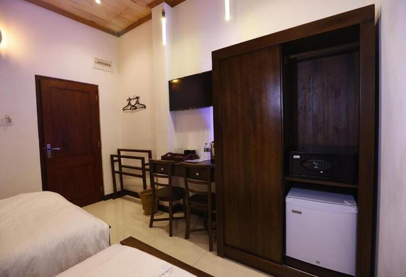 Quarto Triplo Estandar, J