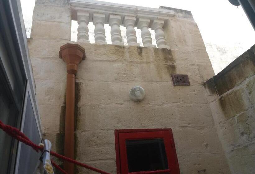 اتاق لوکس, The 1930 S Maltese Residence