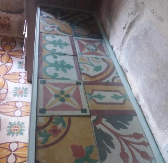 اتاق استاندارد, The 1930 S Maltese Residence