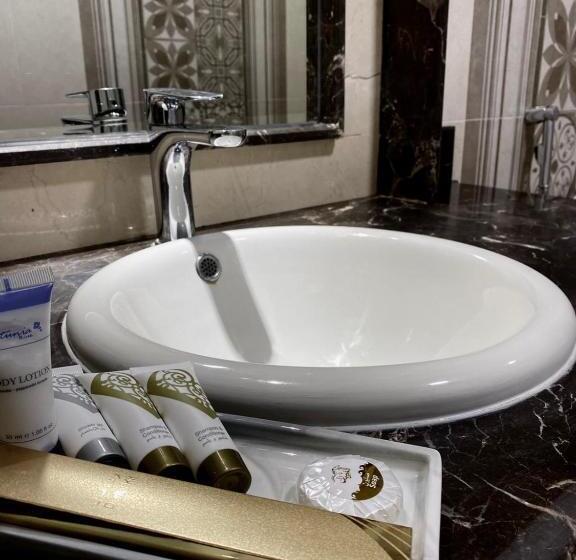 标准工作室, Narmiss Apart