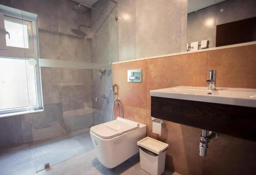 Sviitti Parveke, Crayons Guest House Munnar
