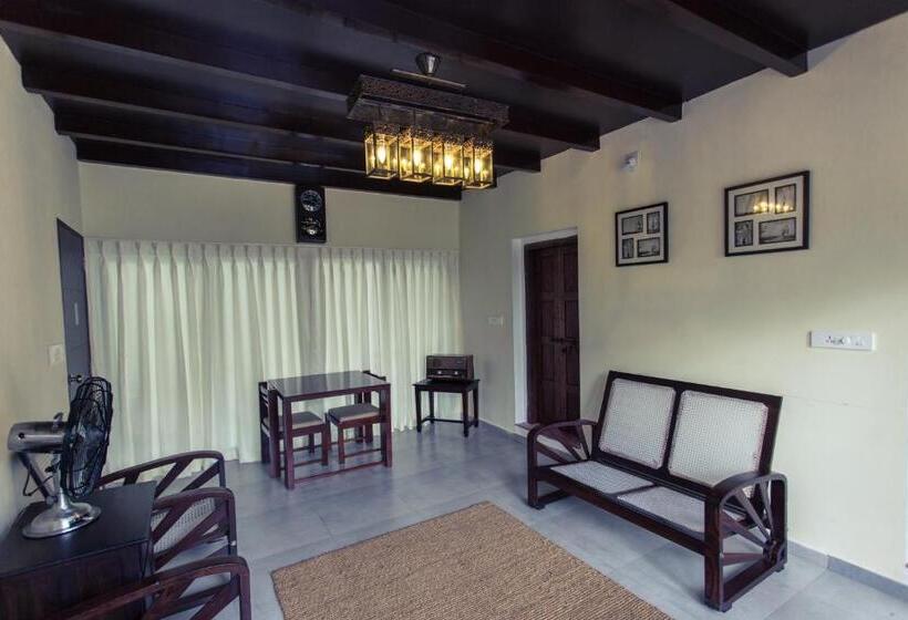 Deluxe Room King Size Bed, Crayons Guest House Munnar