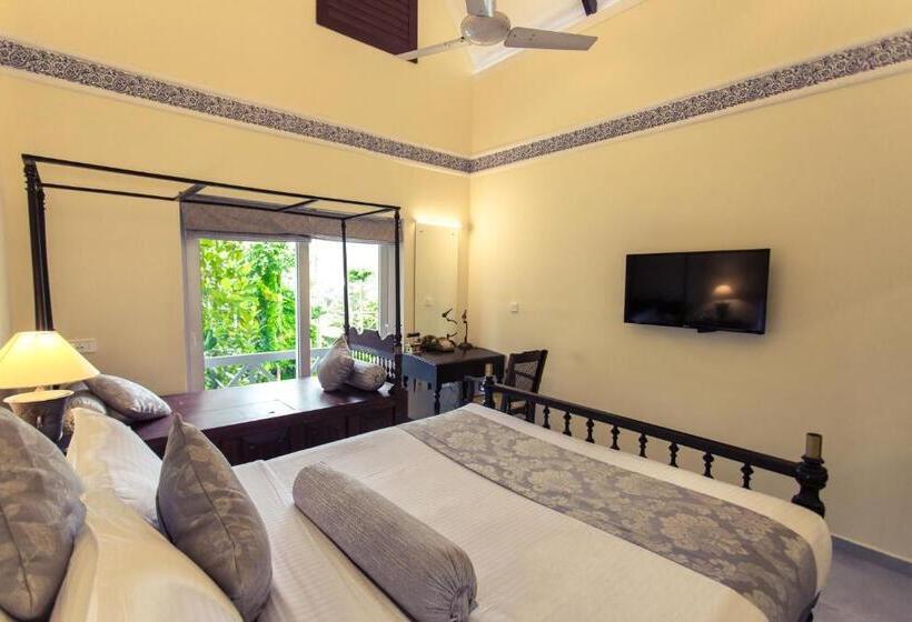 Deluxe Room King Size Bed, Crayons Guest House Munnar