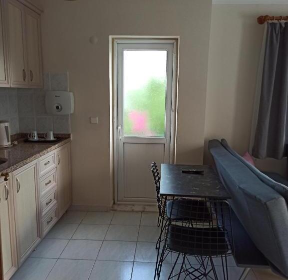 جناح جونيور مطلّ علي حمام السباحة, Işıl Suit Apart Otel