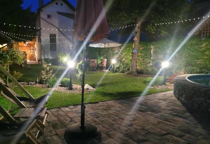 اتاق لوکس, Guest House Relić