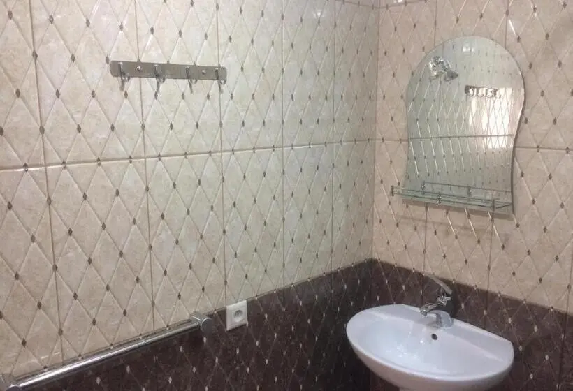 اتاق خانوادگی, Gokor B&b