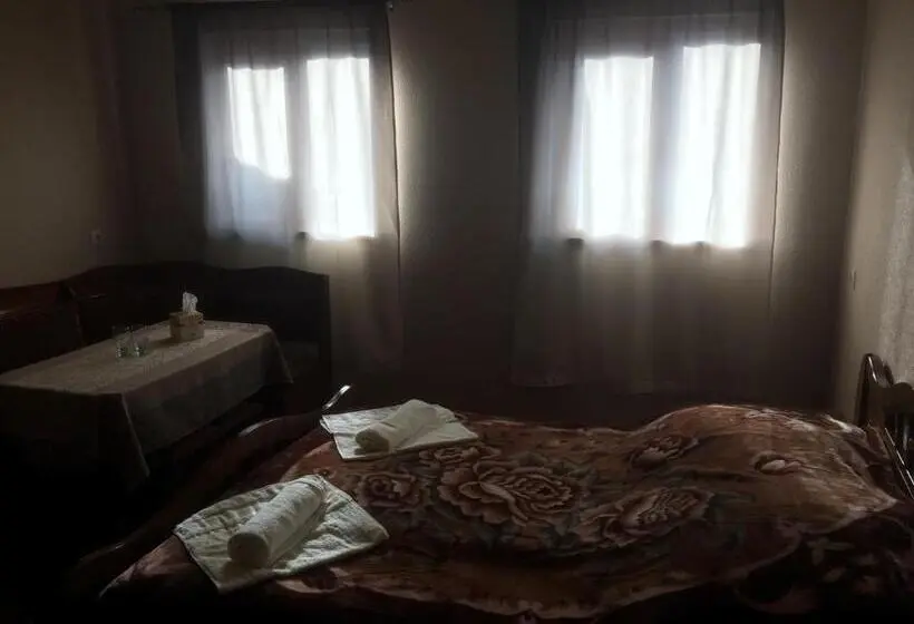 اتاق خانوادگی, Gokor B&b