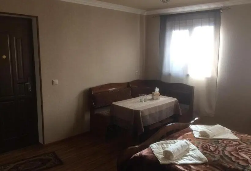 اتاق خانوادگی, Gokor B&b